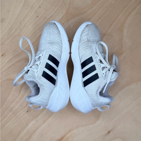 Adidas Unisex Swift Run 22 J Running Shoes Sneakers Toddler Size 10.5C - Picture 2 of 9